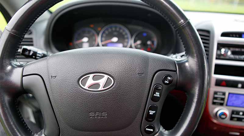 A Hyundai Santa Fe locks itself?